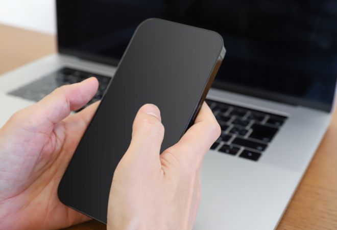 インターネットで情報収集しようとしている人の手元。